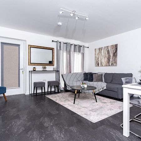 Spacious 3 Bedroom House In Glasgow City With Private Parking & Garden Экстерьер фото